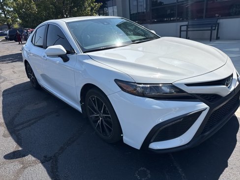 Used 2023 Toyota Camry SE image 2