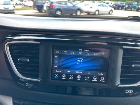 Used 2020 Chrysler Voyager LX image 26