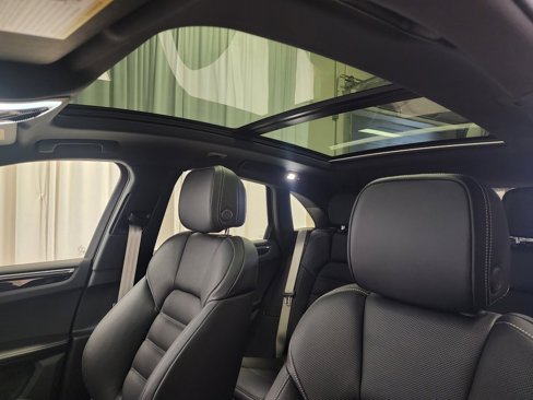Used 2025 Porsche Macan image 21
