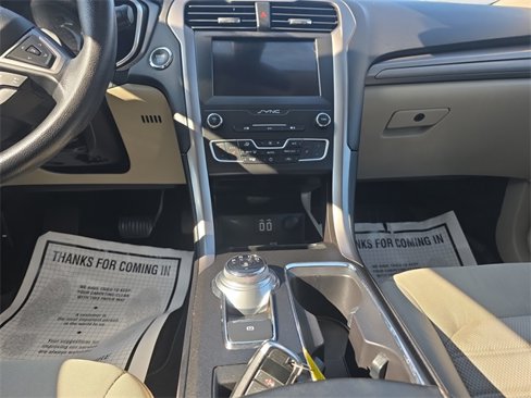 Used 2020 Ford Fusion SE image 11