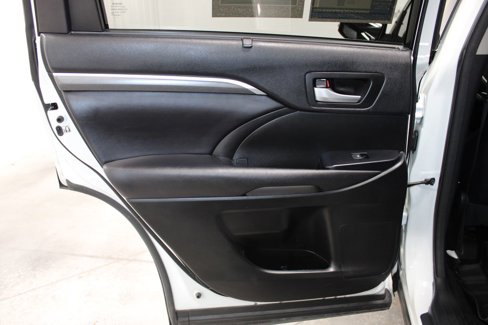Used 2017 Toyota Highlander SE image 24