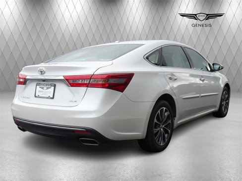 Used 2018 Toyota Avalon XLE Premium image 4