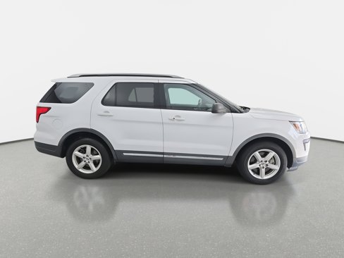 Used 2018 Ford Explorer XLT image 4