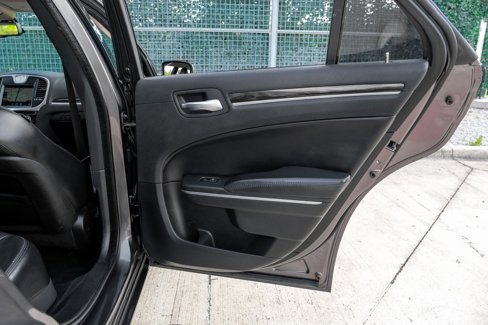 Used 2015 Chrysler 300 Limited w/ Driver Convenience Group image 39