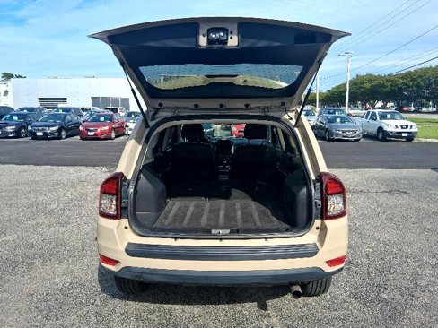 Used 2016 Jeep Compass Latitude image 16