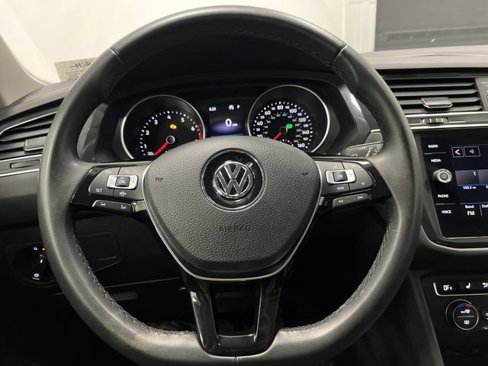 Used 2020 Volkswagen Tiguan SE w/ Panoramic Sunroof Package image 16