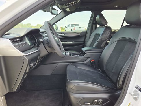 Used 2024 Jeep Grand Cherokee Altitude image 13