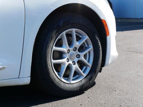 Used 2020 Chrysler Pacifica Touring-L image 10