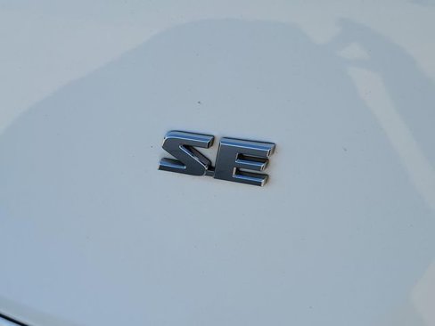 Used 2018 Toyota RAV4 SE image 5