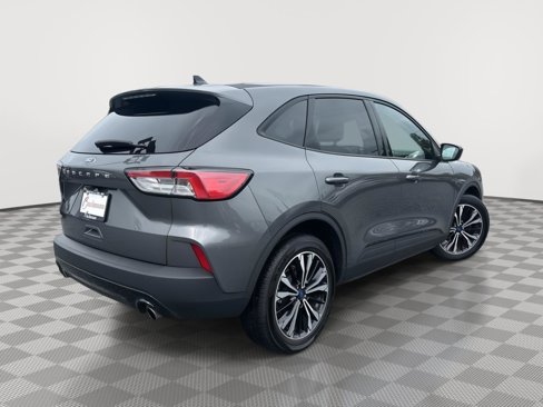 Used 2022 Ford Escape SE w/ SE Sport Appearance Package image 5