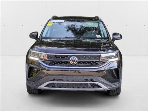 Used 2024 Volkswagen Taos SE w/ Panoramic Sunroof Package image 5
