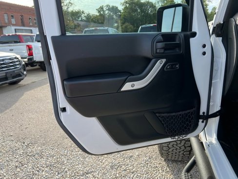 Used 2017 Jeep Wrangler Unlimited Sahara w/ Max Tow Package image 11