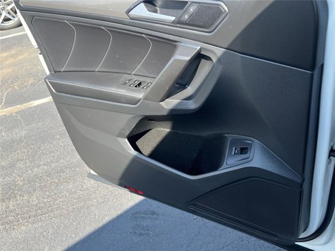 Used 2022 Volkswagen Tiguan SE w/ Panoramic Sunroof Package image 16