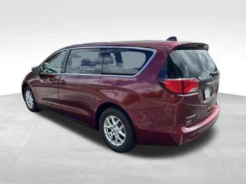 Used 2022 Chrysler Voyager LX image 4
