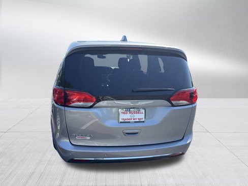 Used 2018 Chrysler Pacifica Touring Plus w/ Tire & Wheel Group image 4