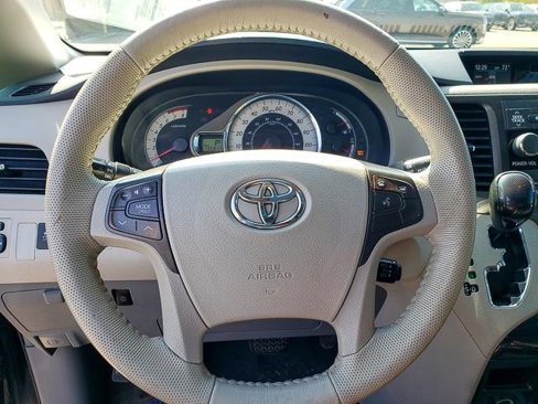 Used 2014 Toyota Sienna SE image 16