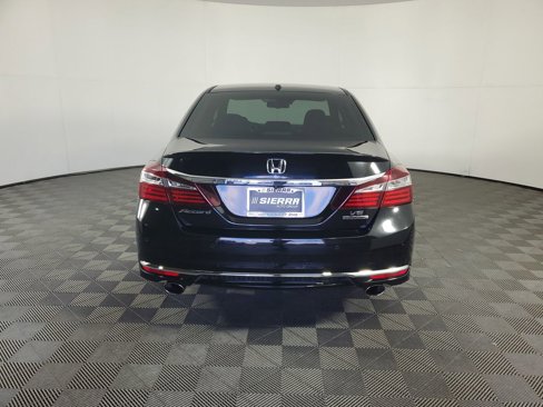 Used 2017 Honda Accord Touring image 5