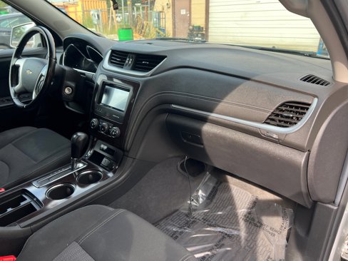 Used 2017 Chevrolet Traverse LT image 16