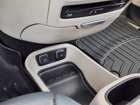 Used 2018 Chrysler Pacifica Touring-L Plus image 18