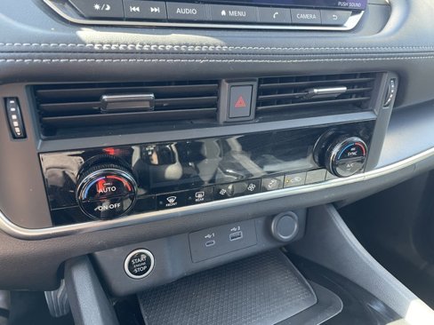 Used 2023 Nissan Rogue SV image 16