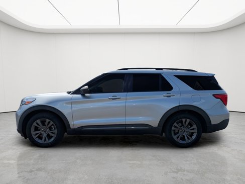 Used 2021 Ford Explorer XLT w/ Equipment Group 202A image 5