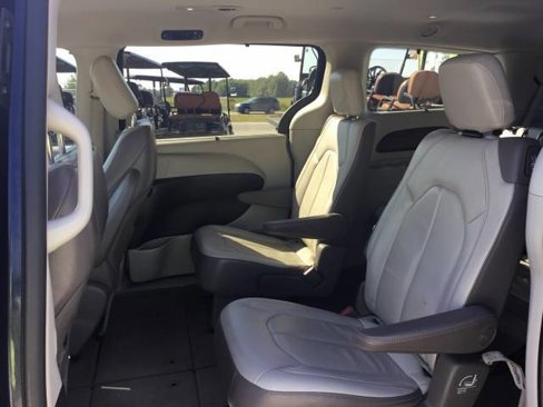 Used 2017 Chrysler Pacifica Touring-L image 12
