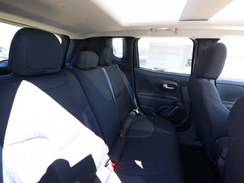 New 2023 Jeep Renegade Latitude w/ Sun & Fun Group image 18