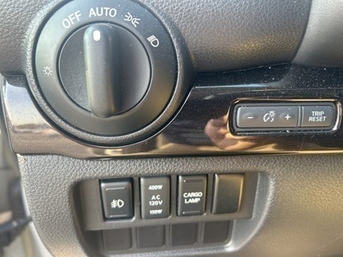 Used 2017 Nissan Titan SV image 13