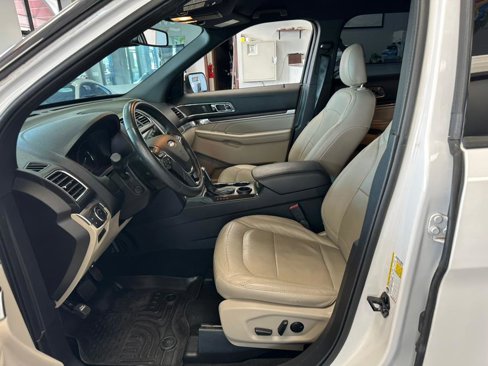 Used 2019 Ford Explorer Limited w/ Ford Safe & Smart Package image 32