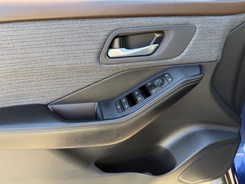 Used 2023 Nissan Rogue SV image 16