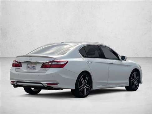 Used 2017 Honda Accord Touring image 5