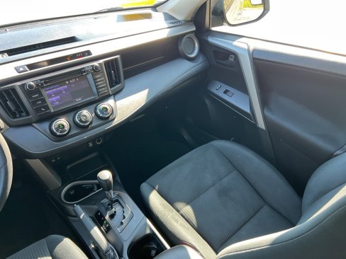 Used 2018 Toyota RAV4 LE image 19