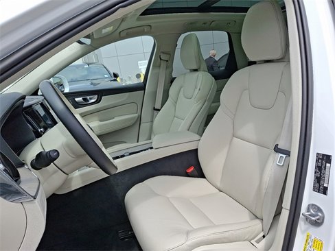 Used 2023 Volvo XC60 B5 Plus image 12