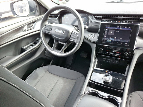 Used 2023 Jeep Grand Cherokee Laredo image 14