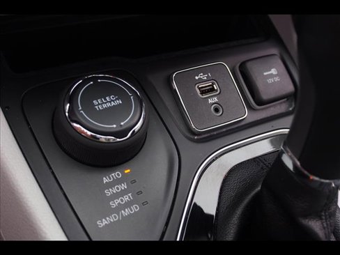 Used 2020 Jeep Cherokee Limited image 27