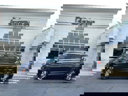 Used 2022 Chrysler Pacifica Touring-L image 1