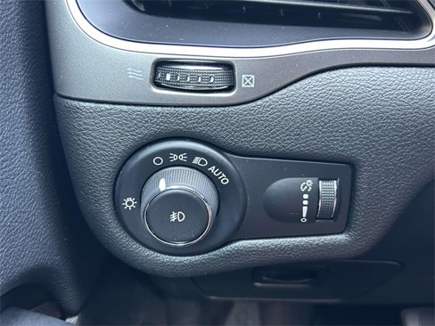 Used 2019 Jeep Cherokee Latitude w/ Popular Appearance Group image 29