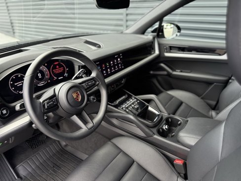 Certified 2025 Porsche Cayenne image 4