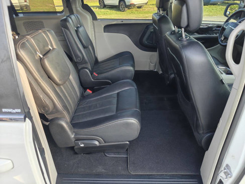 Used 2011 Chrysler Town & Country Touring-L image 20