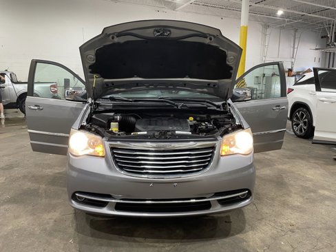 Used 2013 Chrysler Town & Country Touring-L w/ Driver Convenience Group image 42