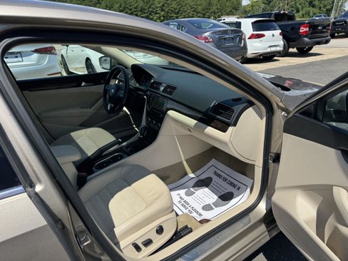 Used 2015 Volkswagen Passat TDI SEL Premium image 16