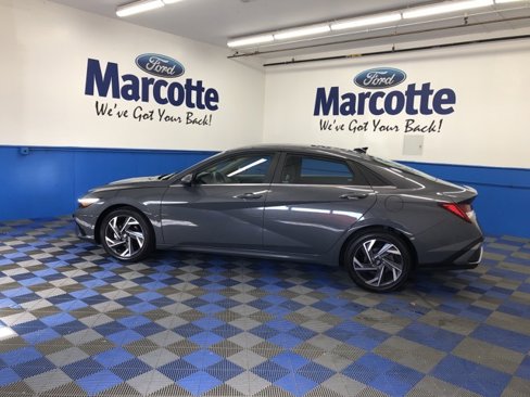Used 2025 Hyundai Elantra SEL image 2