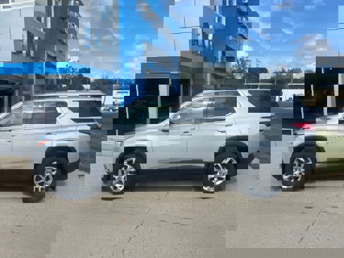 Used 2018 Chevrolet Traverse LT image 1