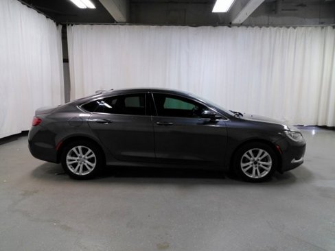 Used 2015 Chrysler 200 Limited w/ Convenience Group image 3