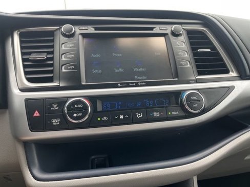 Used 2017 Toyota Highlander LE image 23