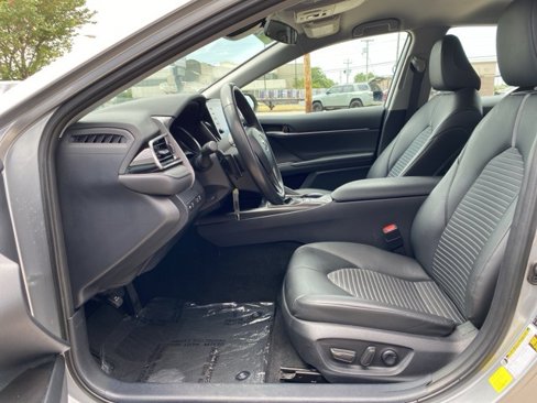 Used 2024 Toyota Camry SE image 12