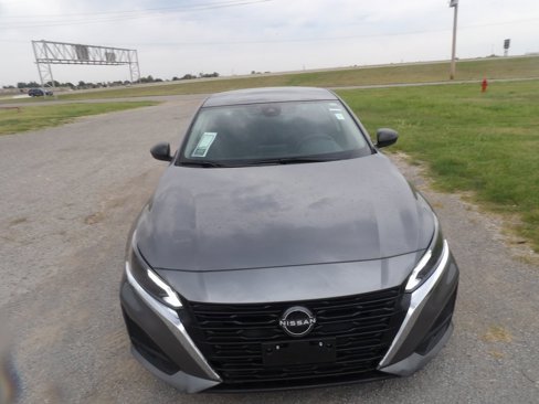 Used 2024 Nissan Altima 2.5 SV image 3