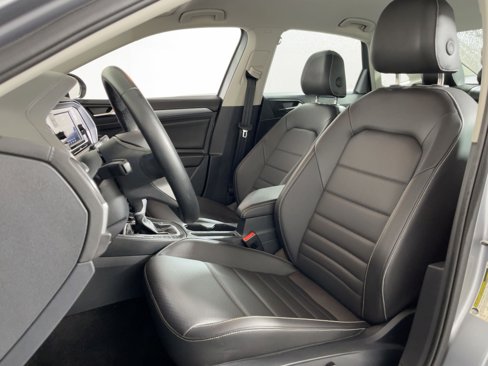Used 2024 Volkswagen Jetta SE image 4
