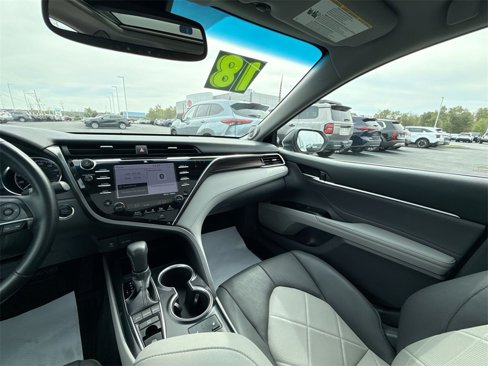 Used 2018 Toyota Camry XLE image 11