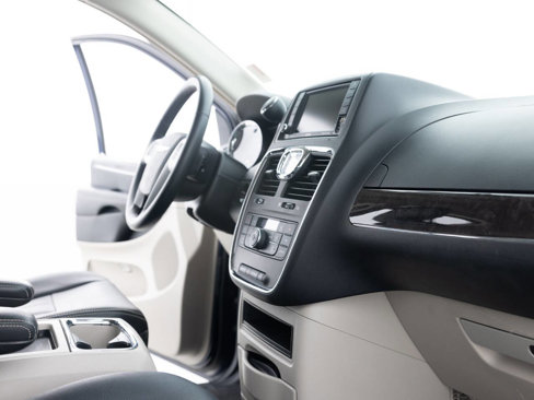 Used 2016 Chrysler Town & Country Touring image 27